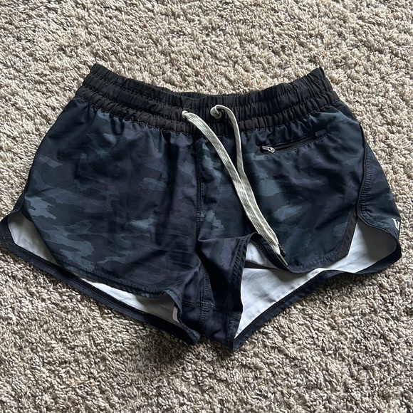 Vuori Pants - Vuori black camo clementine short